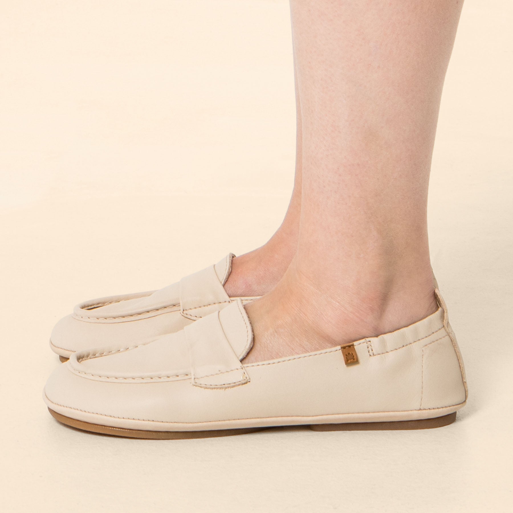 gid://shopify/Product/15700551401804_1