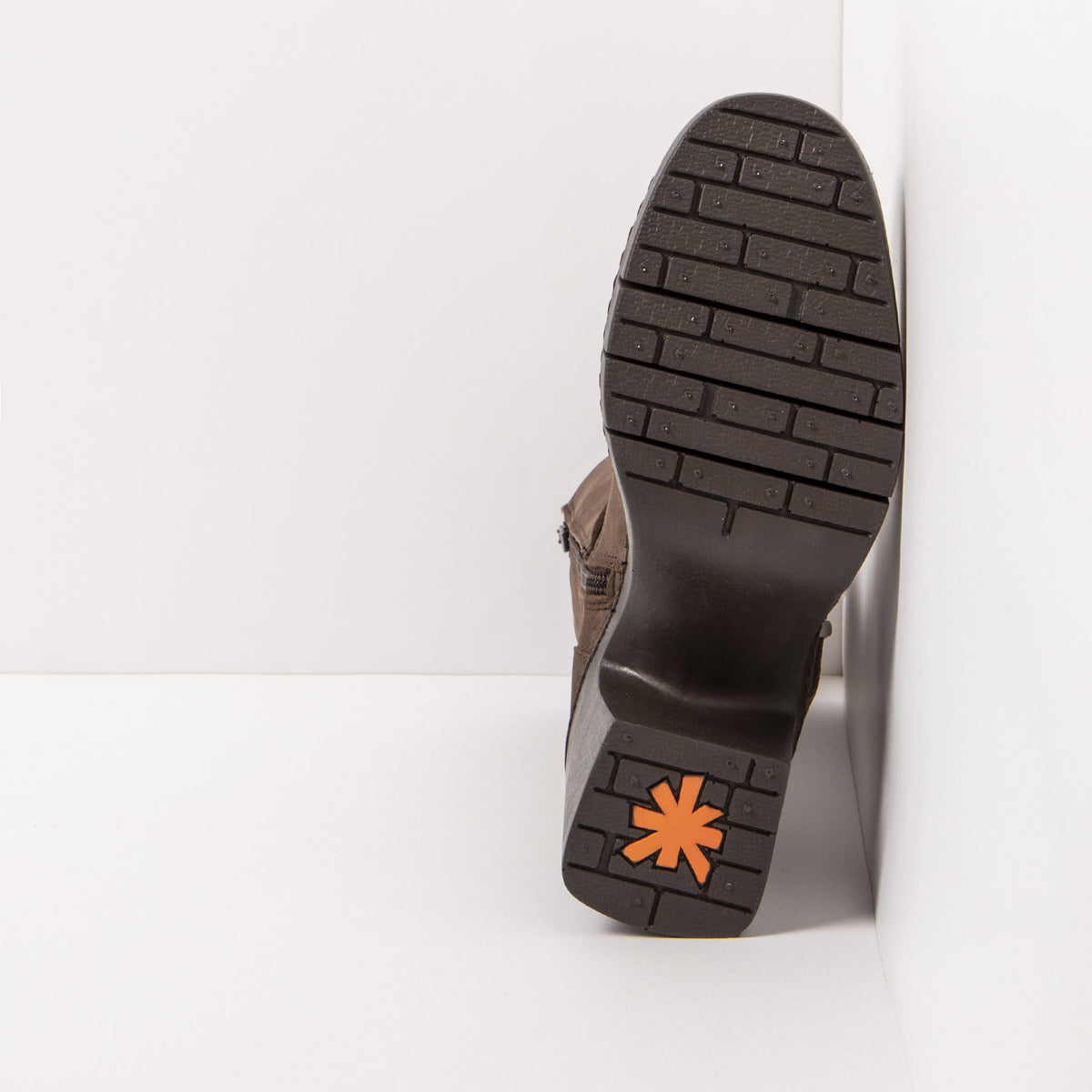 gid://shopify/Product/16171425661260_6