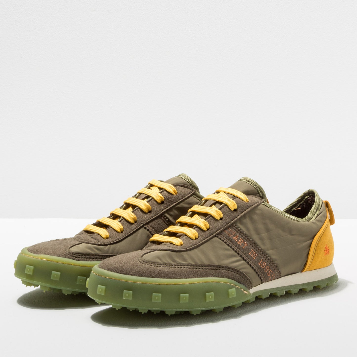 gid://shopify/Product/15785676472652_5