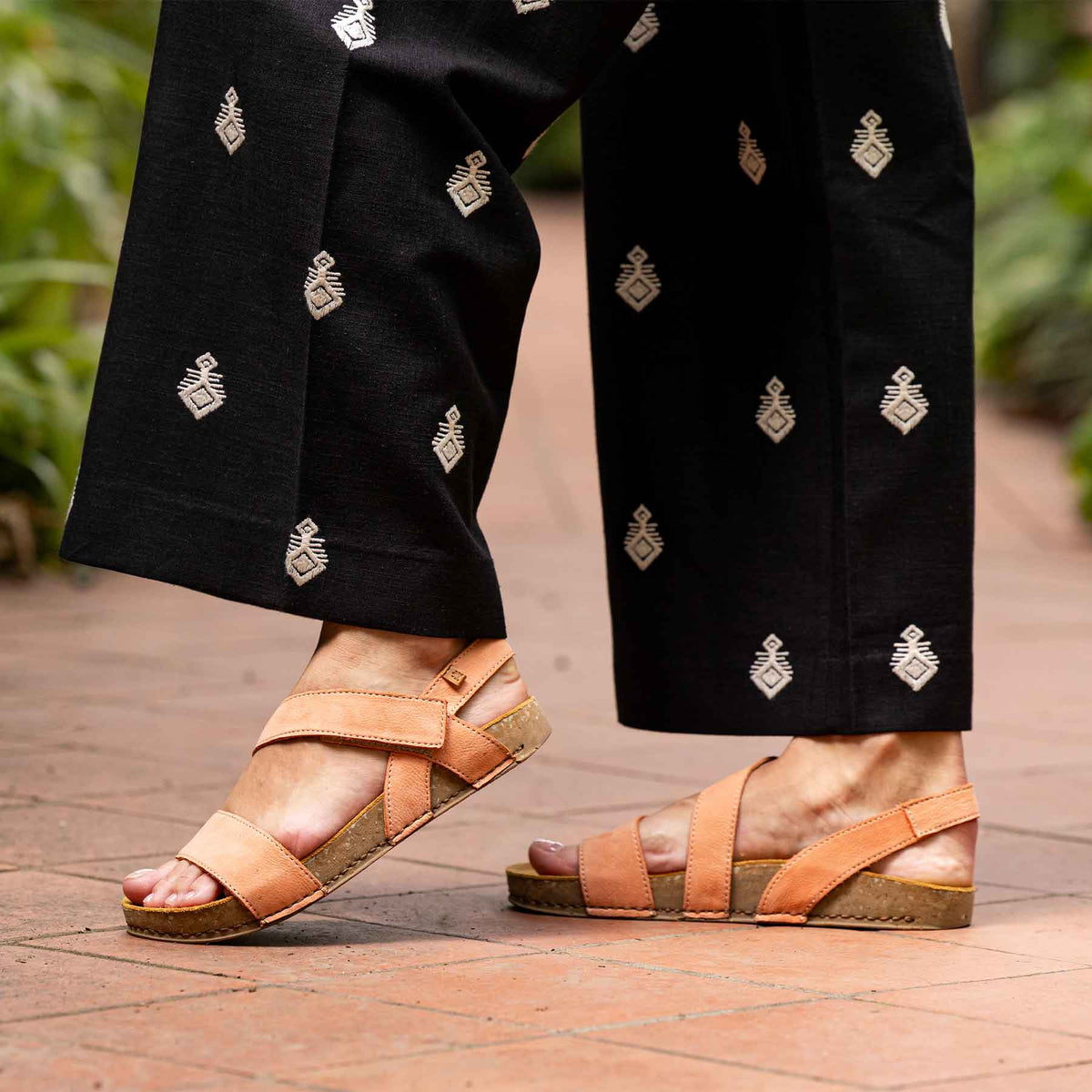 gid://shopify/Product/16124759703884_6