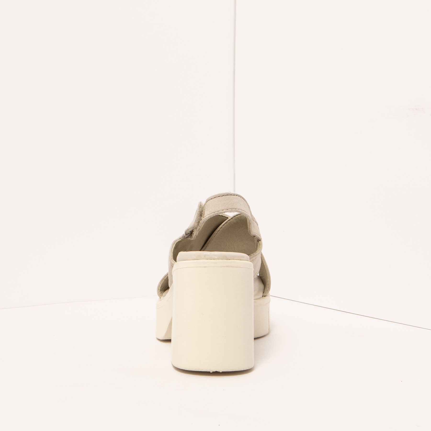 gid://shopify/Product/15693558546764_5