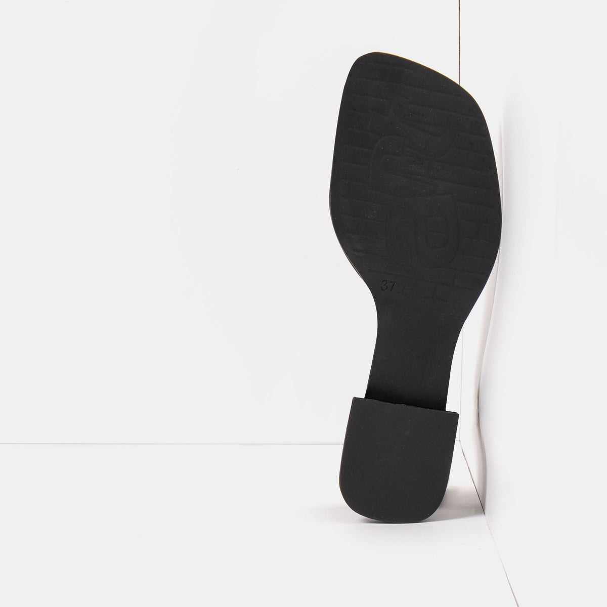 gid://shopify/Product/16173035159884_3