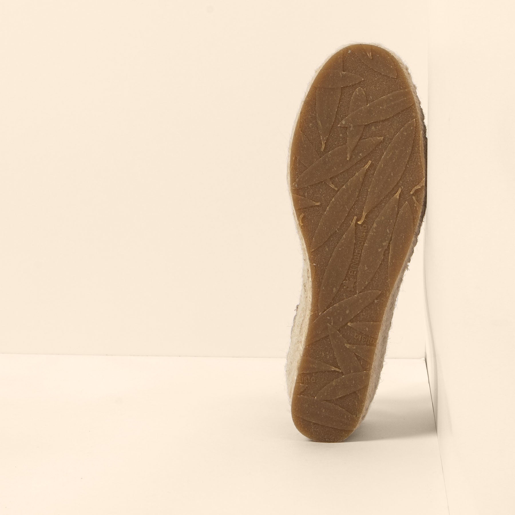 gid://shopify/Product/15699918946636_6