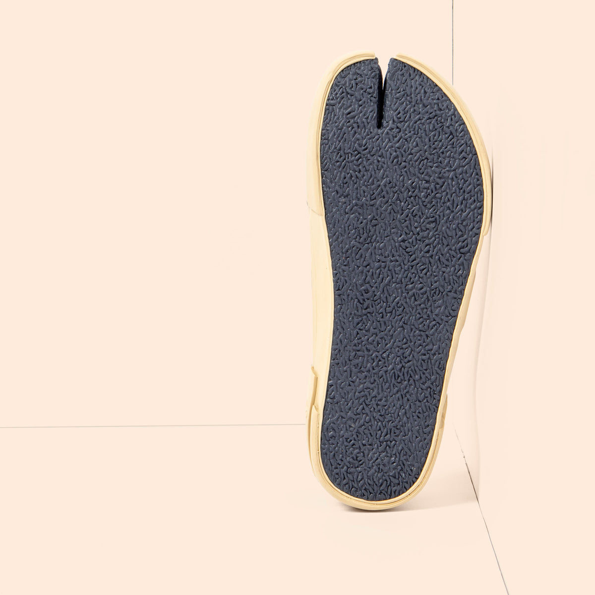gid://shopify/Product/16124858302796_3