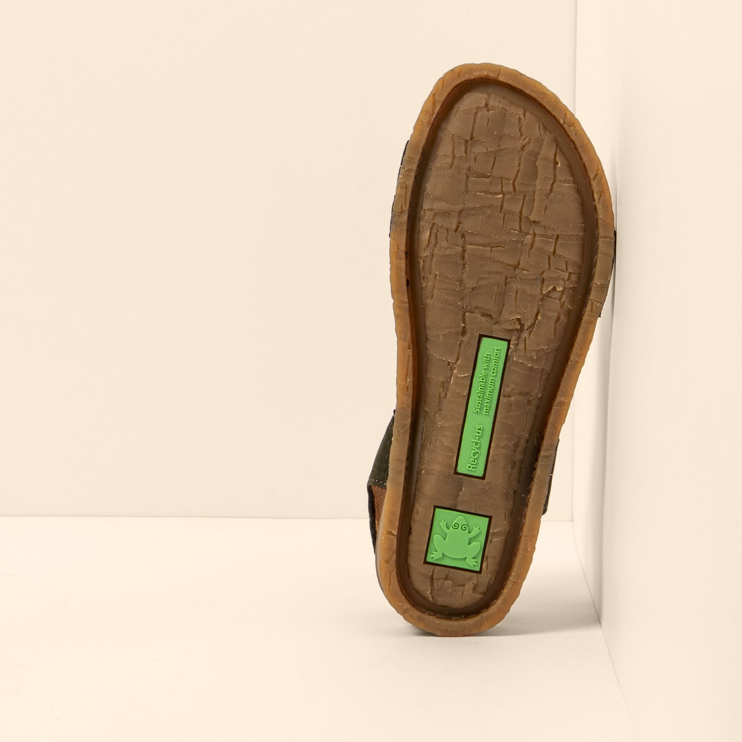 gid://shopify/Product/15700513358156_3