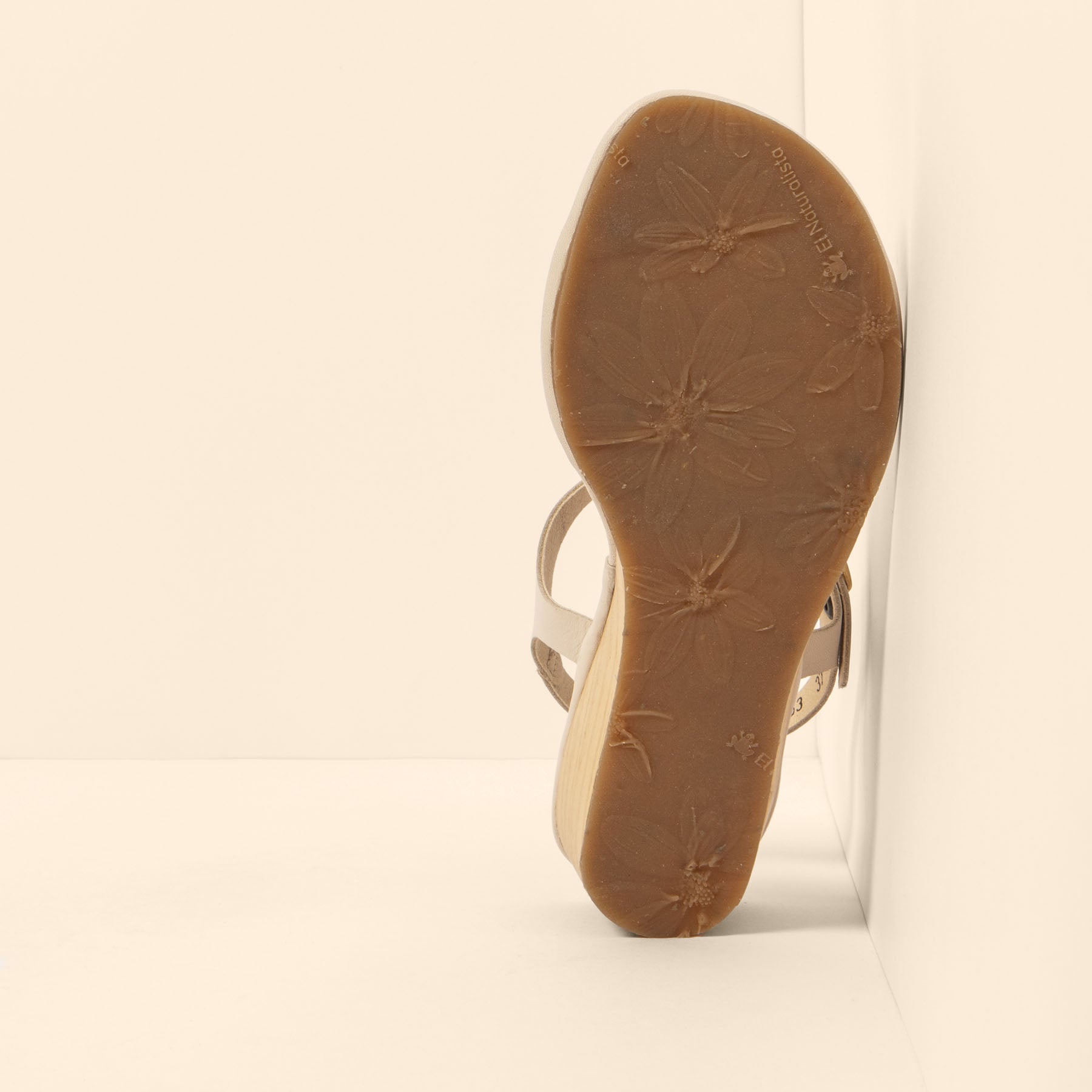 gid://shopify/Product/15700726055244_3