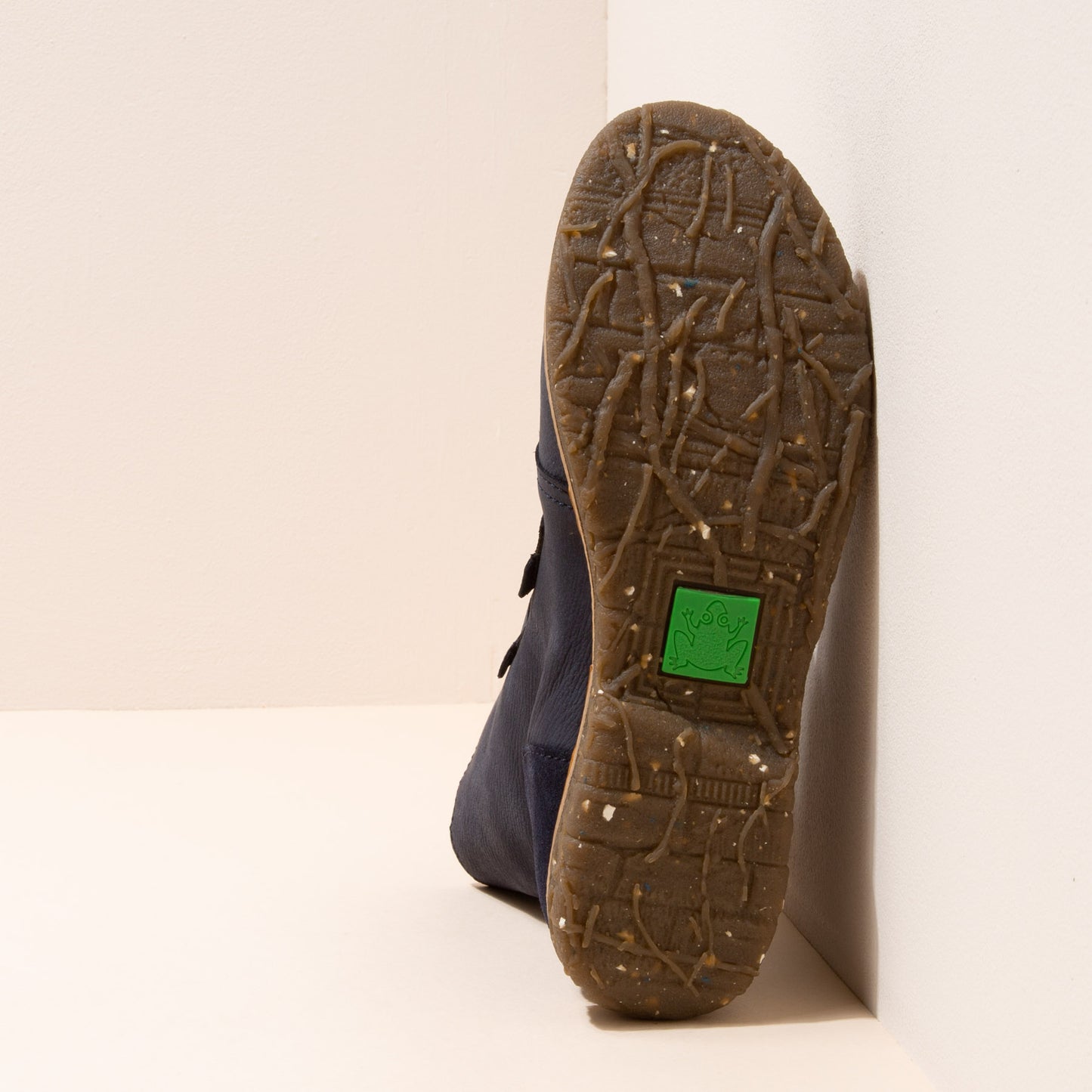 gid://shopify/Product/15699998441804_3