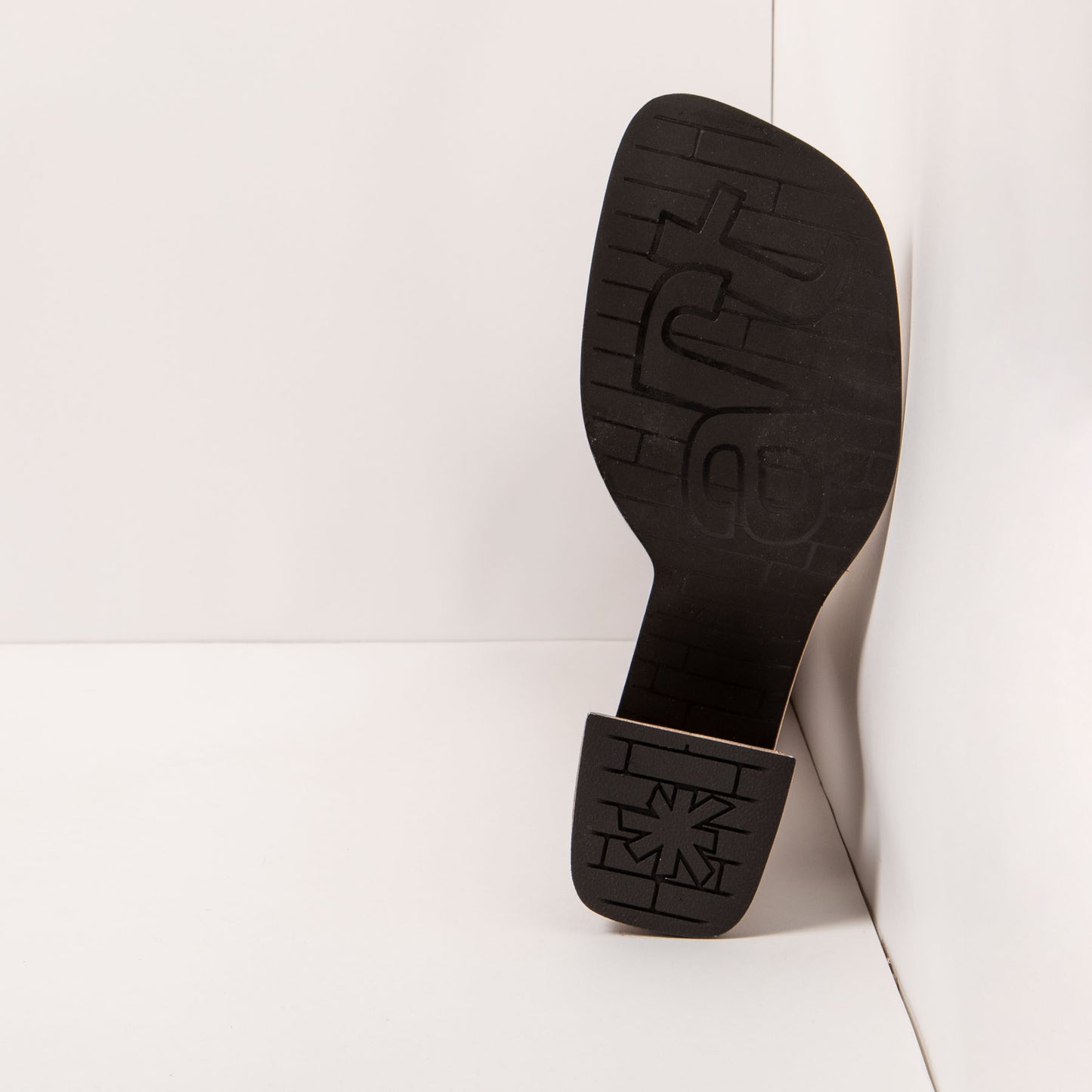 gid://shopify/Product/15694171832652_3