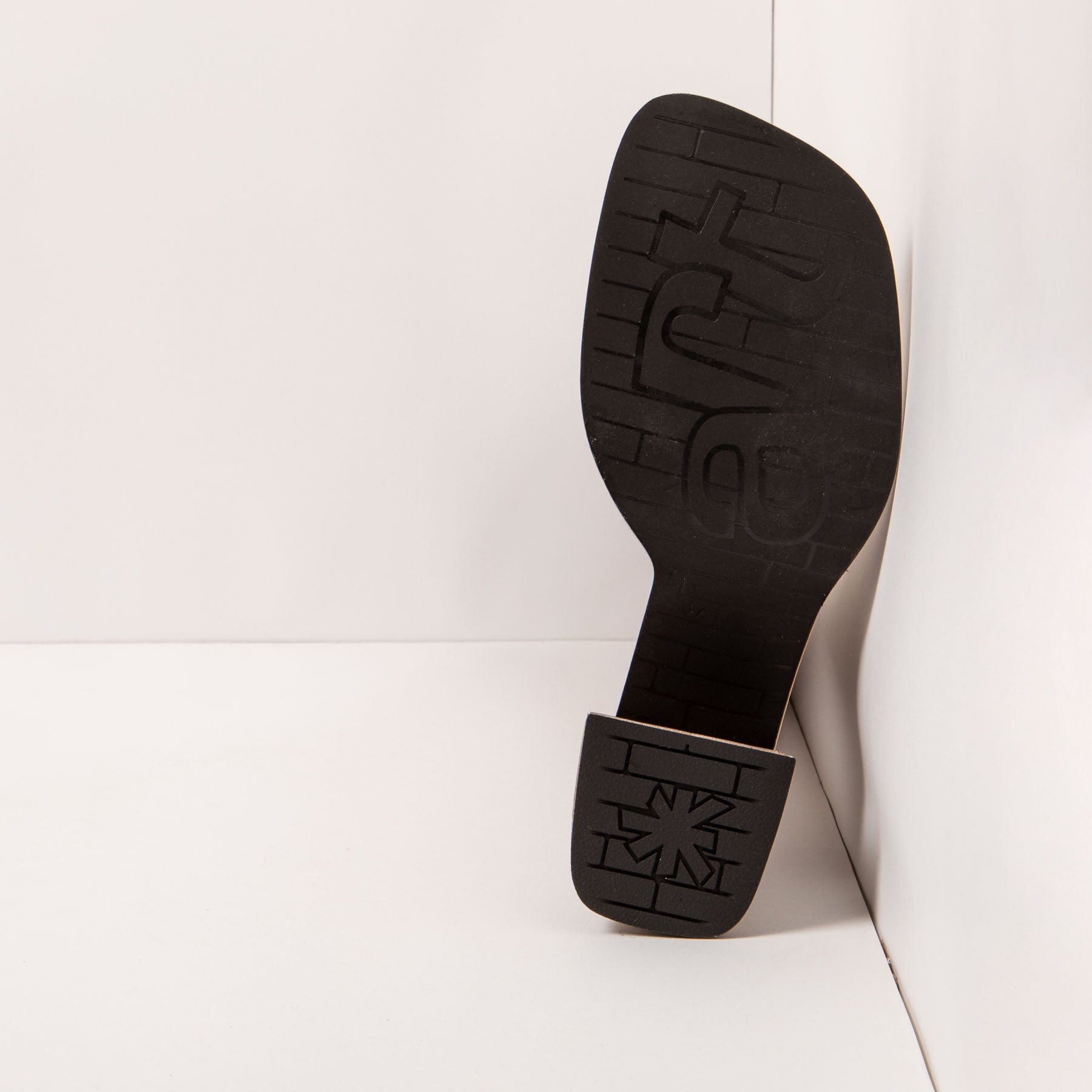 gid://shopify/Product/15694167376204_3