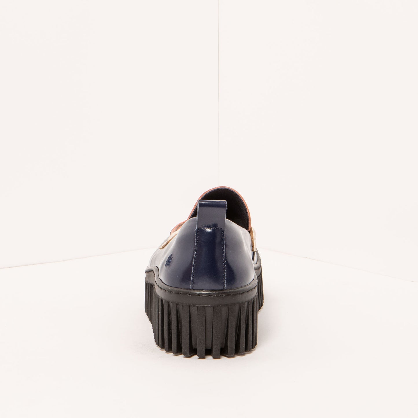 gid://shopify/Product/15694055309644_5