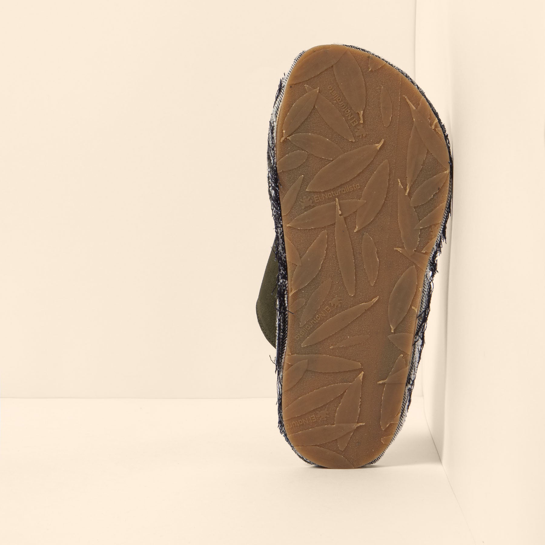 gid://shopify/Product/15700699644236_3