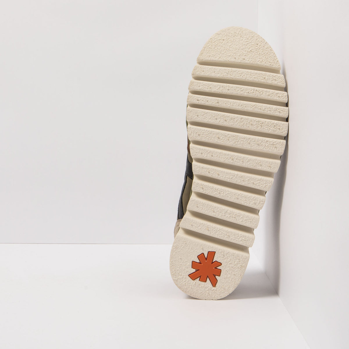 gid://shopify/Product/16171375133004_6