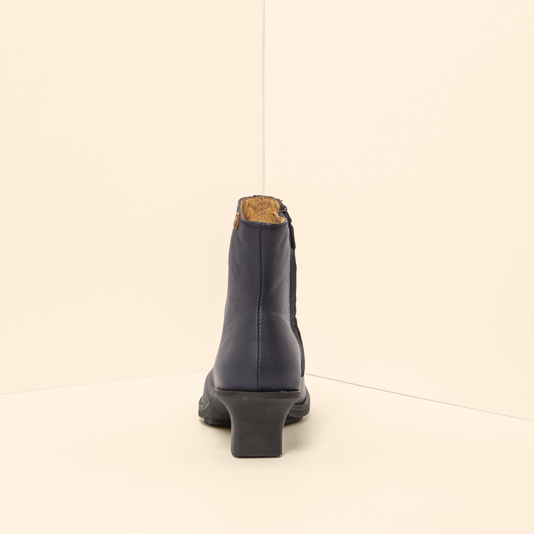 gid://shopify/Product/15700214612300_8