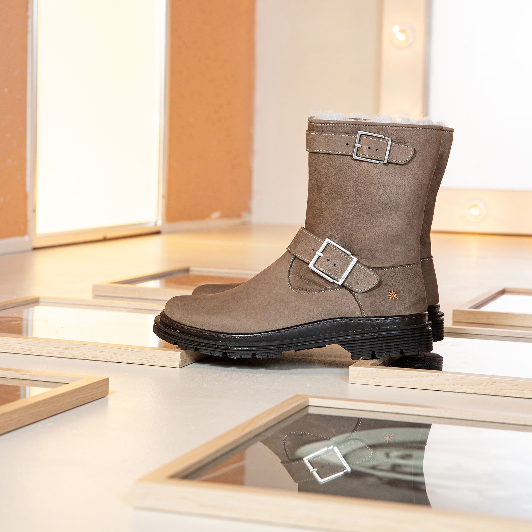 gid://shopify/Product/15694338195788_7
