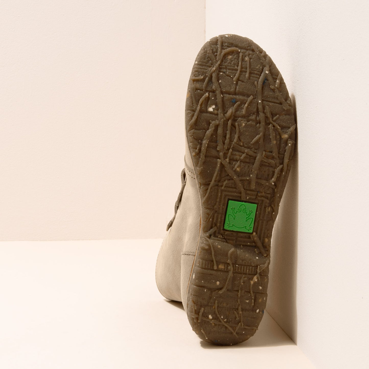 gid://shopify/Product/15699987693900_3