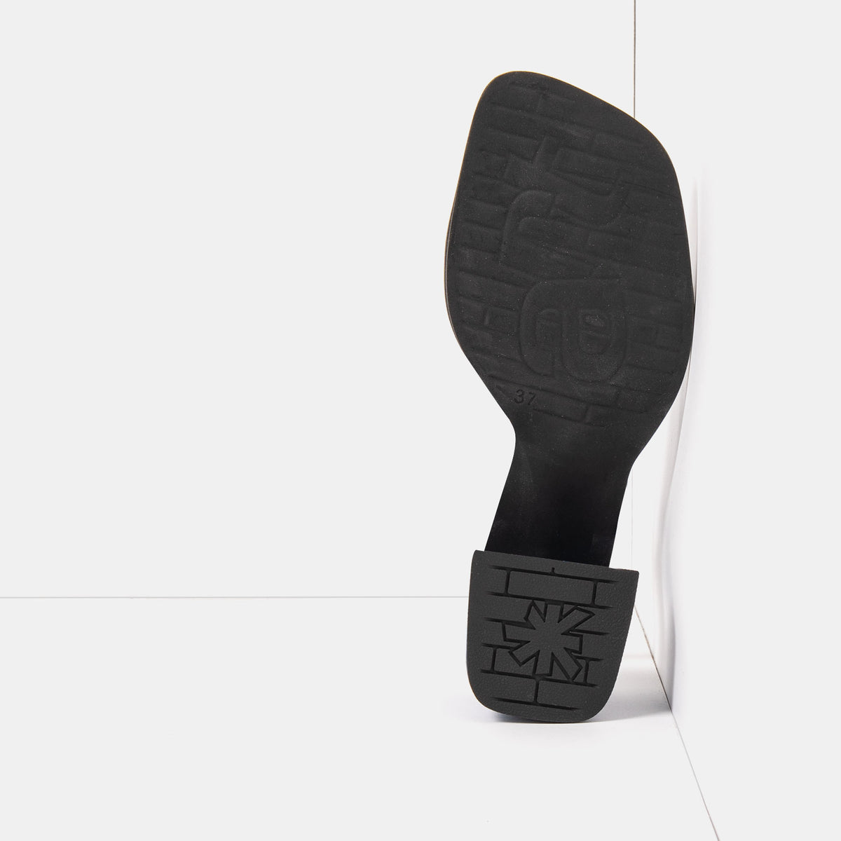 gid://shopify/Product/16173061341516_3