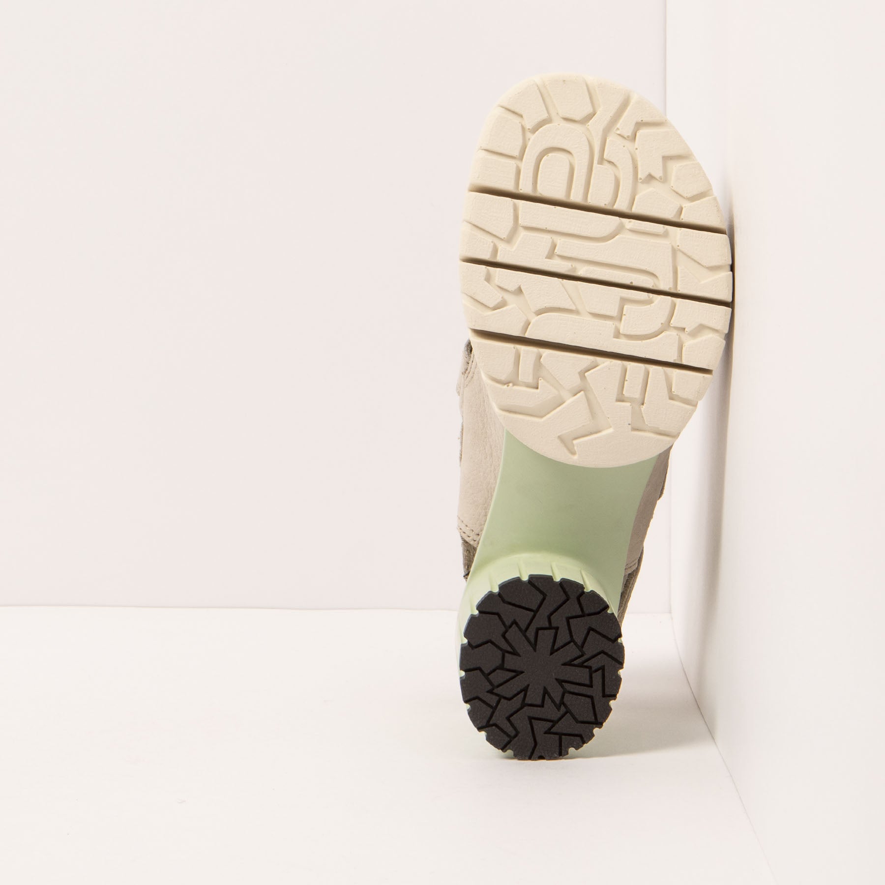 gid://shopify/Product/15693448184140_3