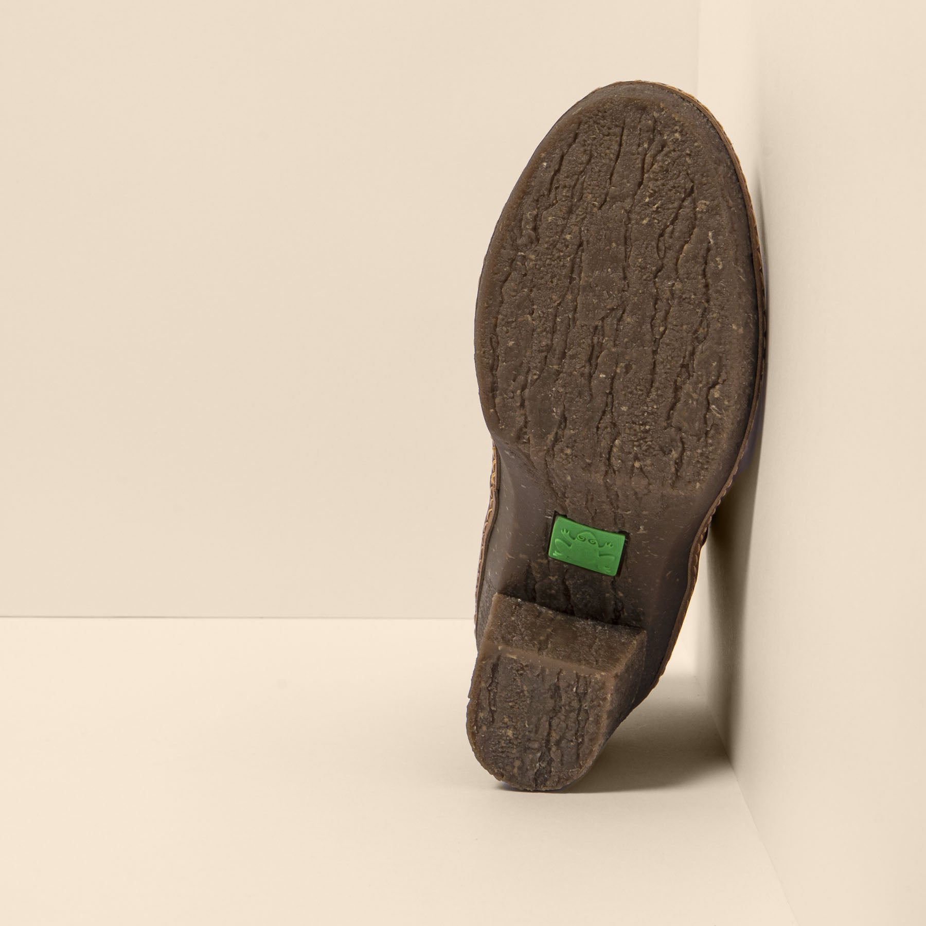 gid://shopify/Product/15699913441612_6