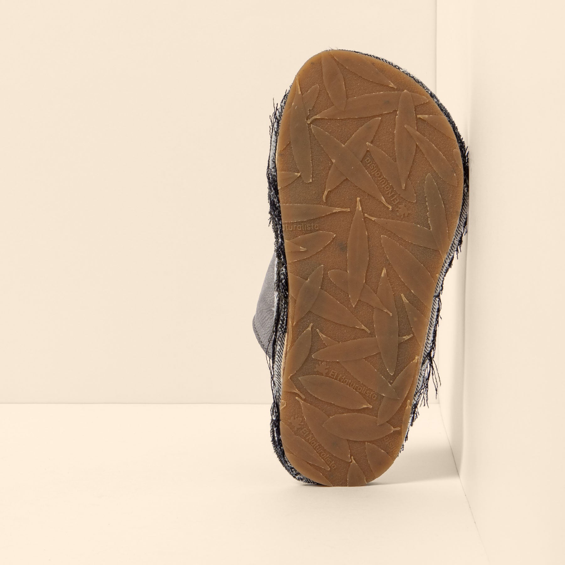 gid://shopify/Product/15700703773004_3