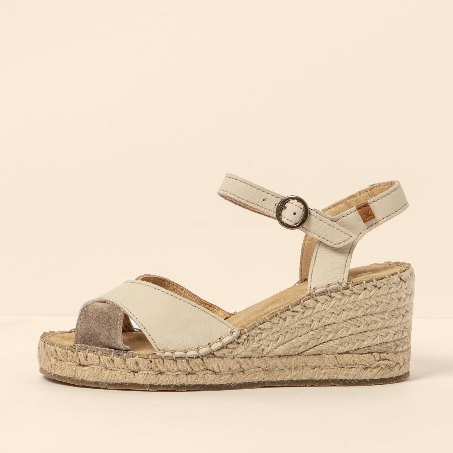 gid://shopify/Product/15699918946636_4
