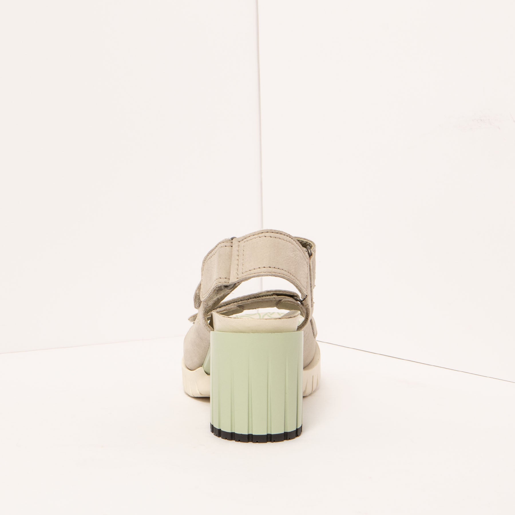 gid://shopify/Product/15693448184140_5