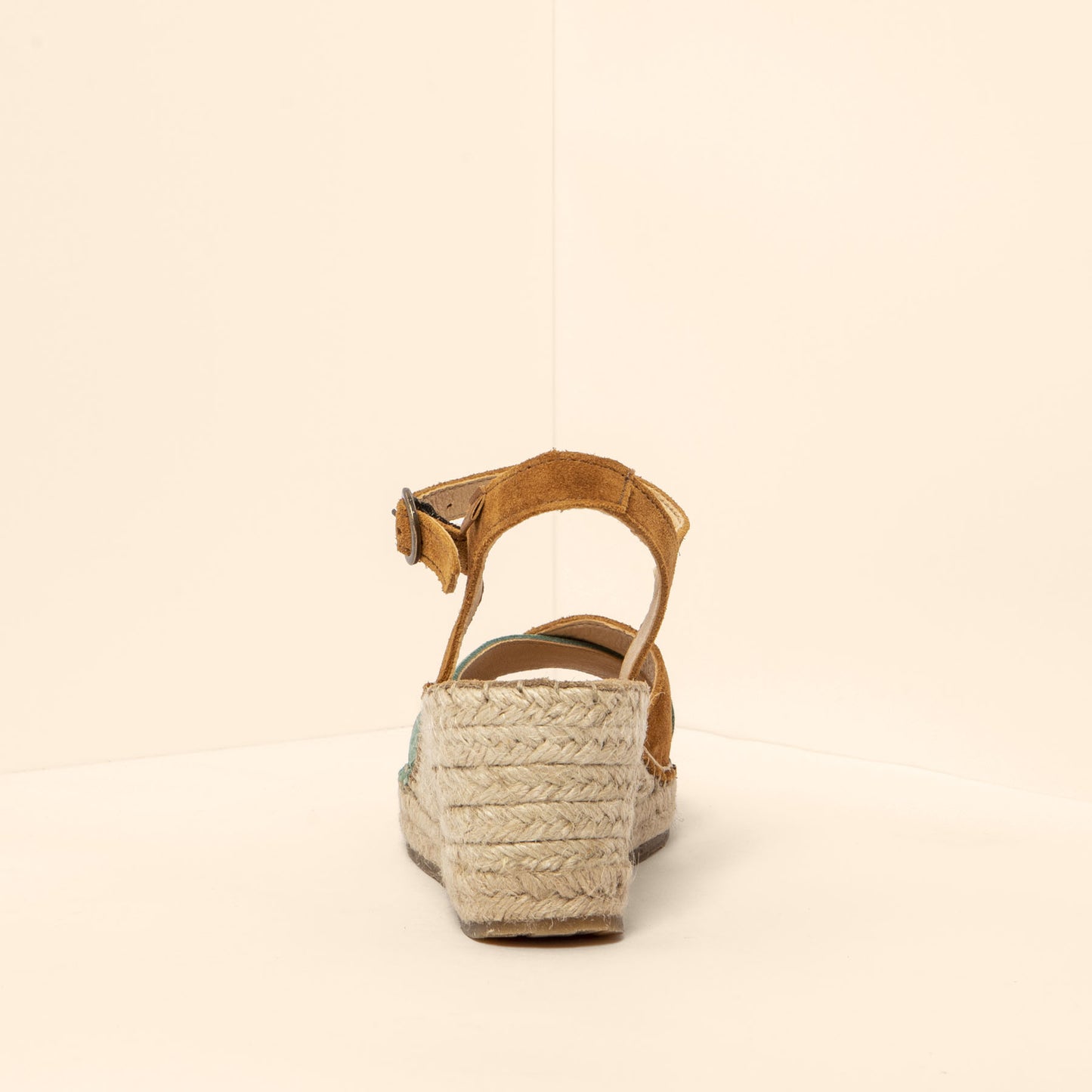 gid://shopify/Product/15699917930828_5