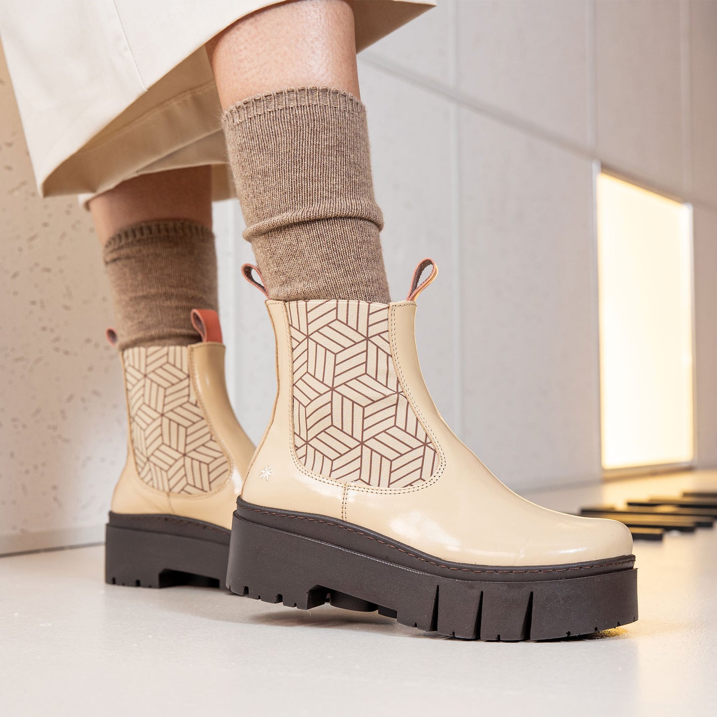 gid://shopify/Product/15694211711308_6