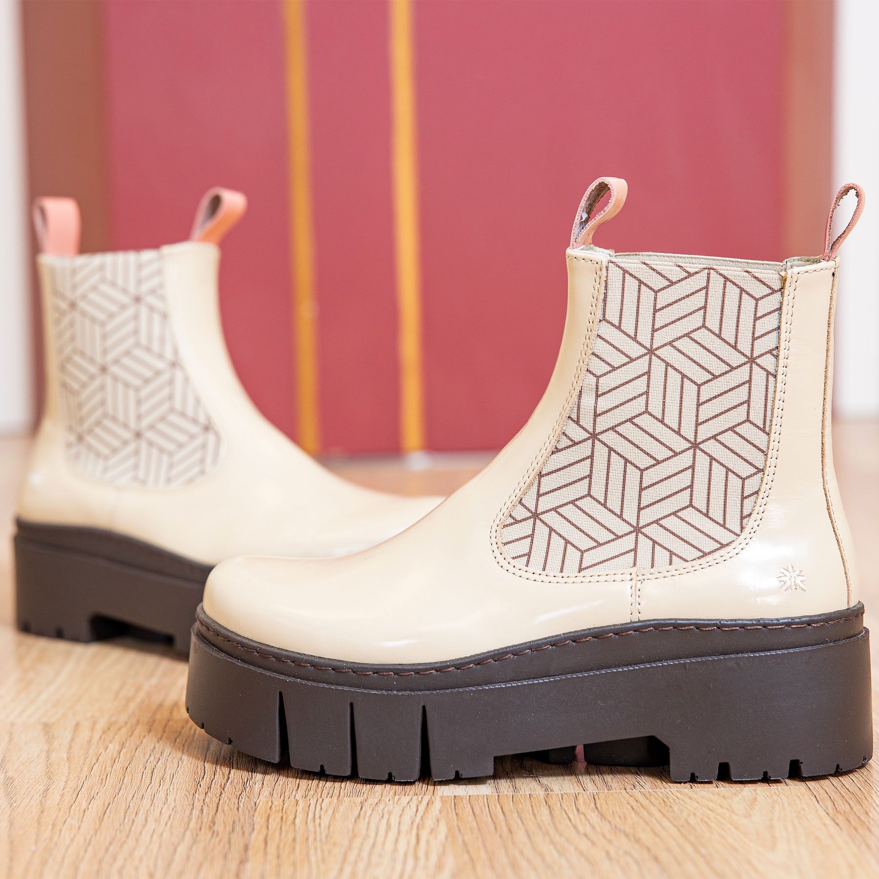 gid://shopify/Product/15694210957644_7
