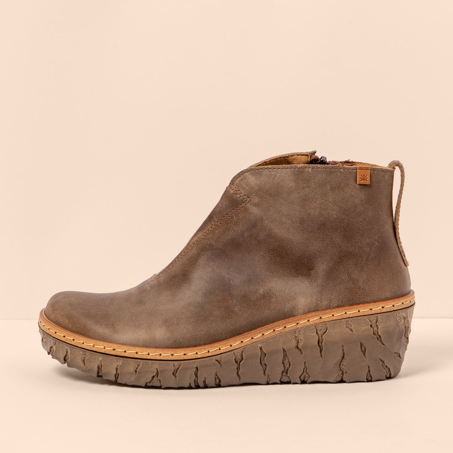 gid://shopify/Product/15700753613132_1