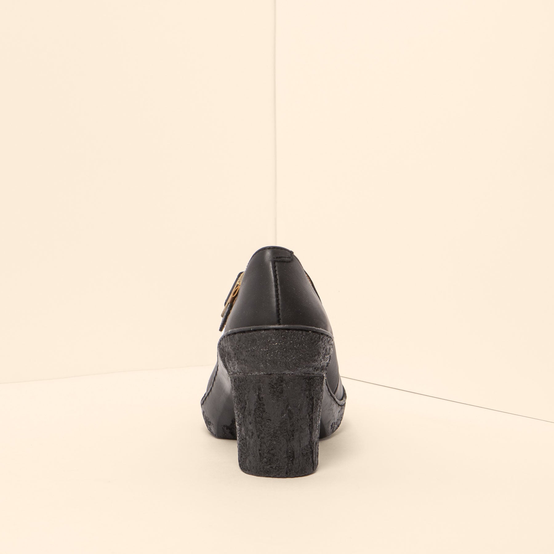 gid://shopify/Product/15699967410508_5