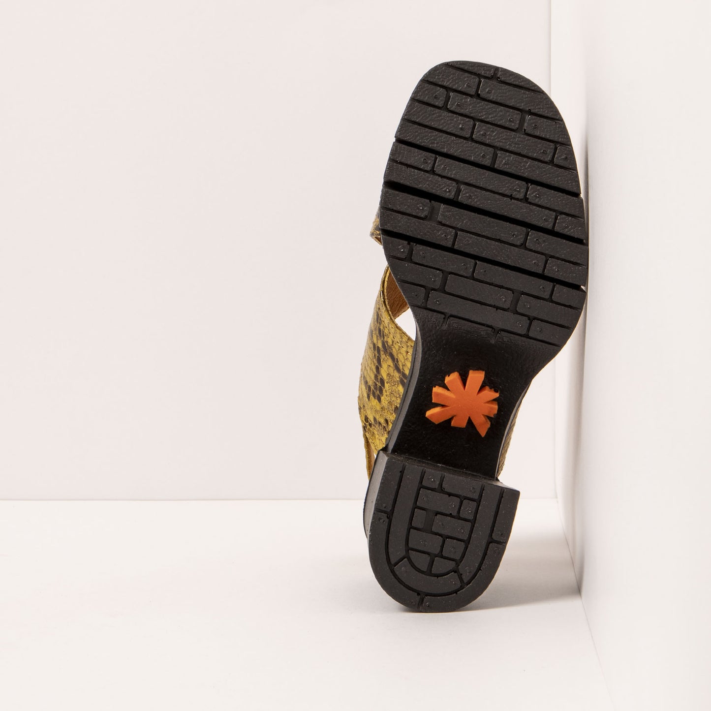 gid://shopify/Product/15693569589580_3