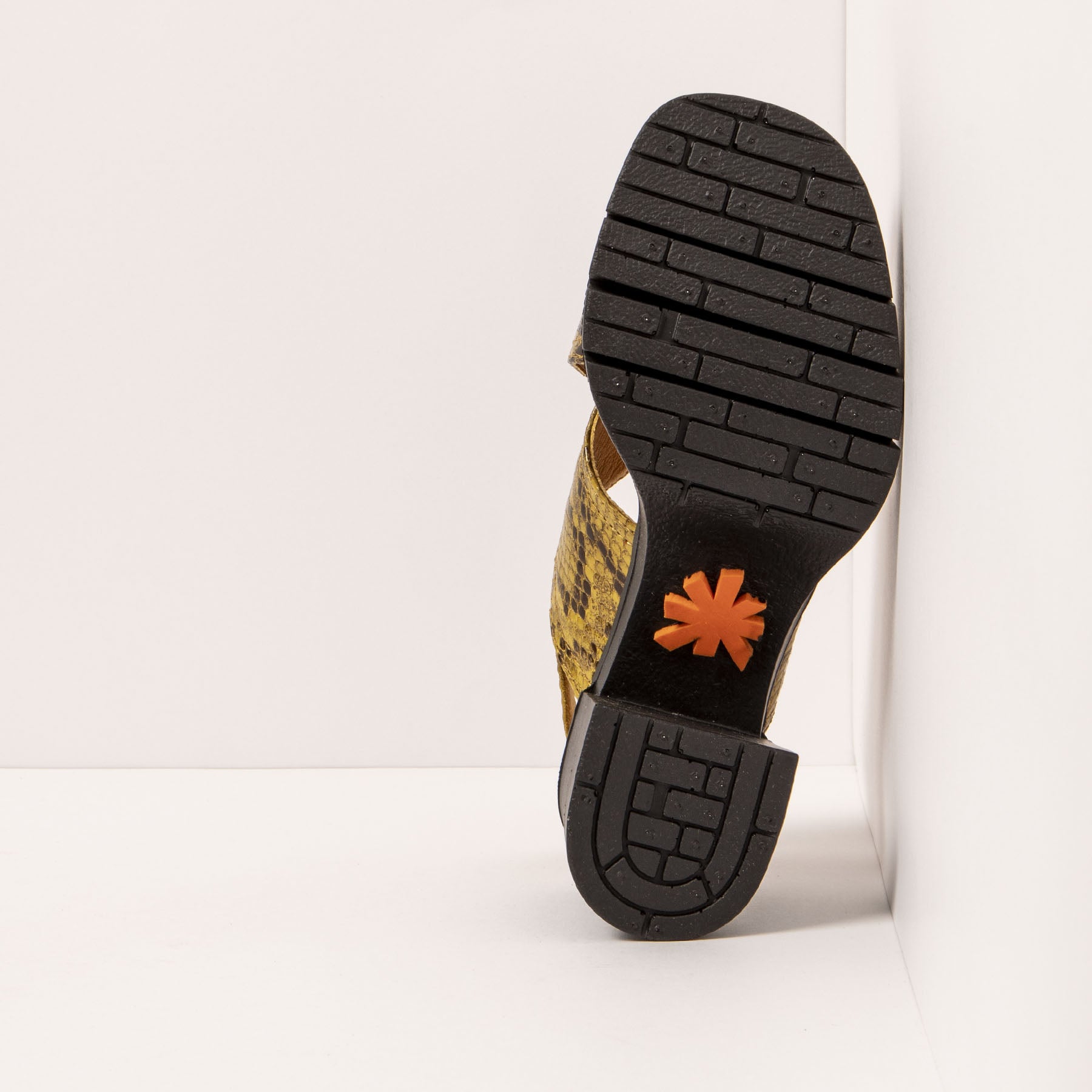 gid://shopify/Product/15693569589580_3