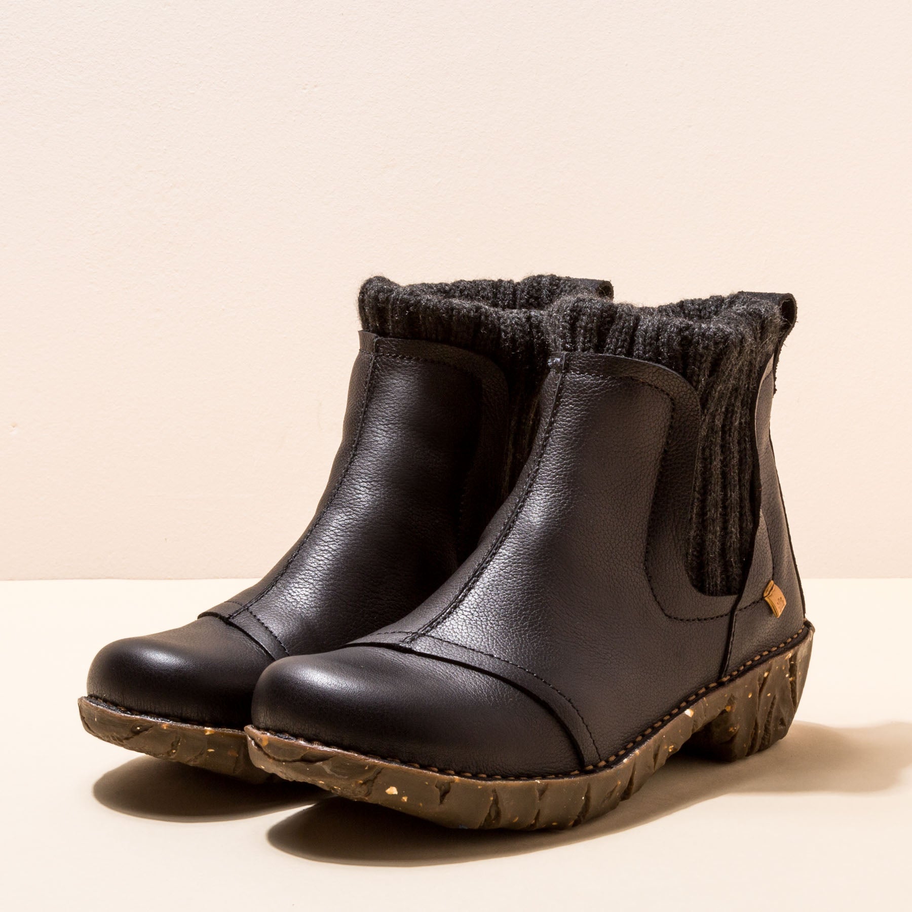 gid://shopify/Product/15700295942476_5