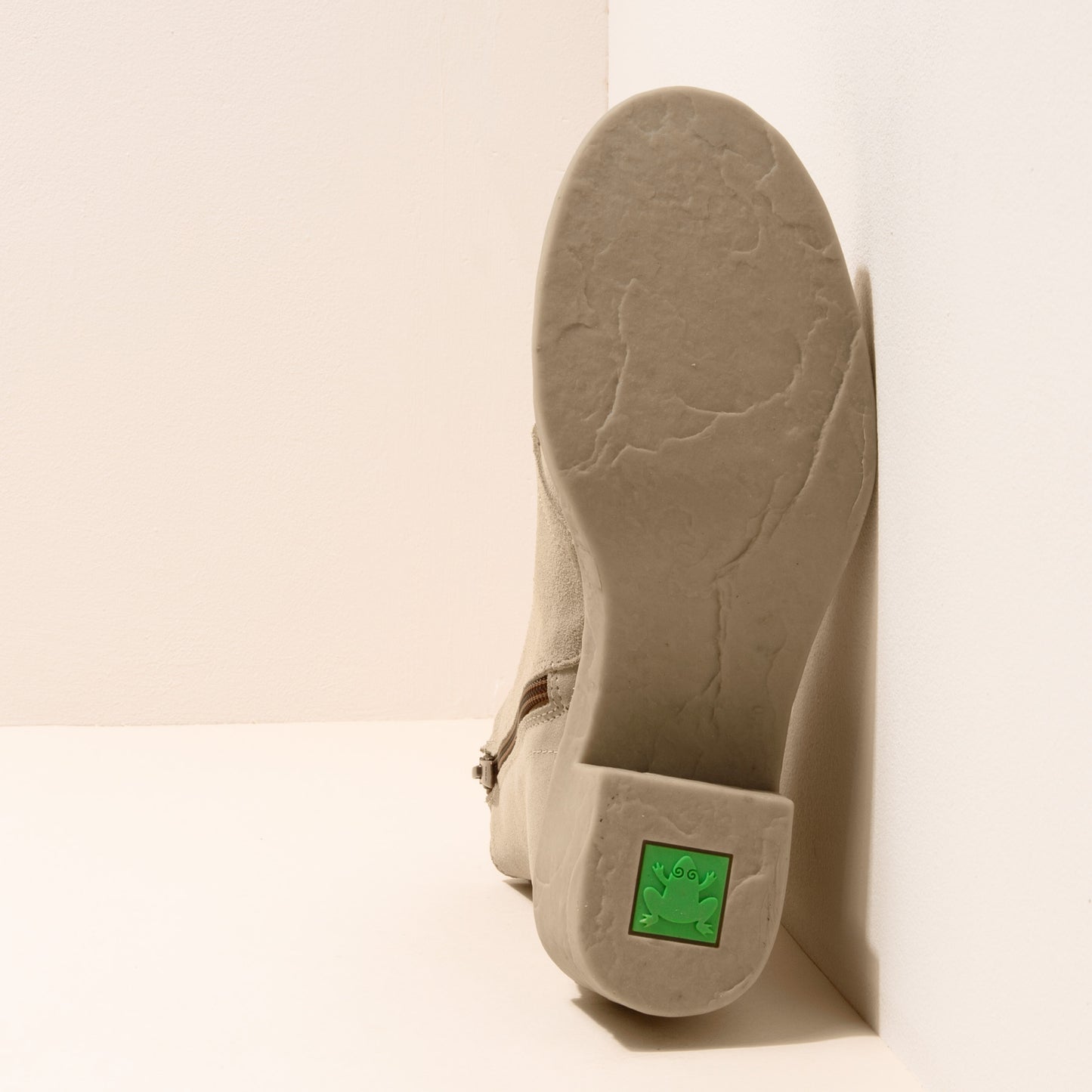 gid://shopify/Product/15700037009740_3
