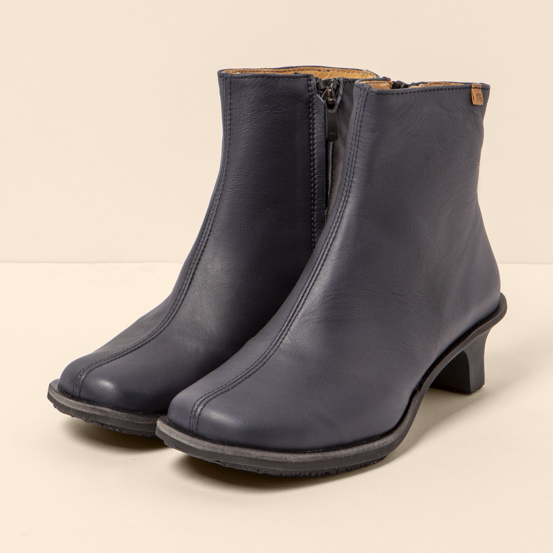 gid://shopify/Product/15700214612300_5