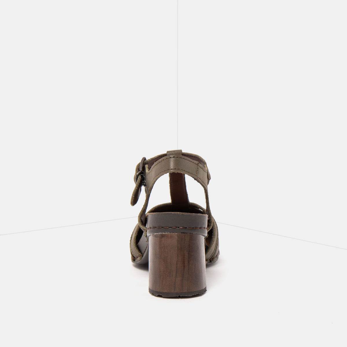 gid://shopify/Product/16172980928844_5
