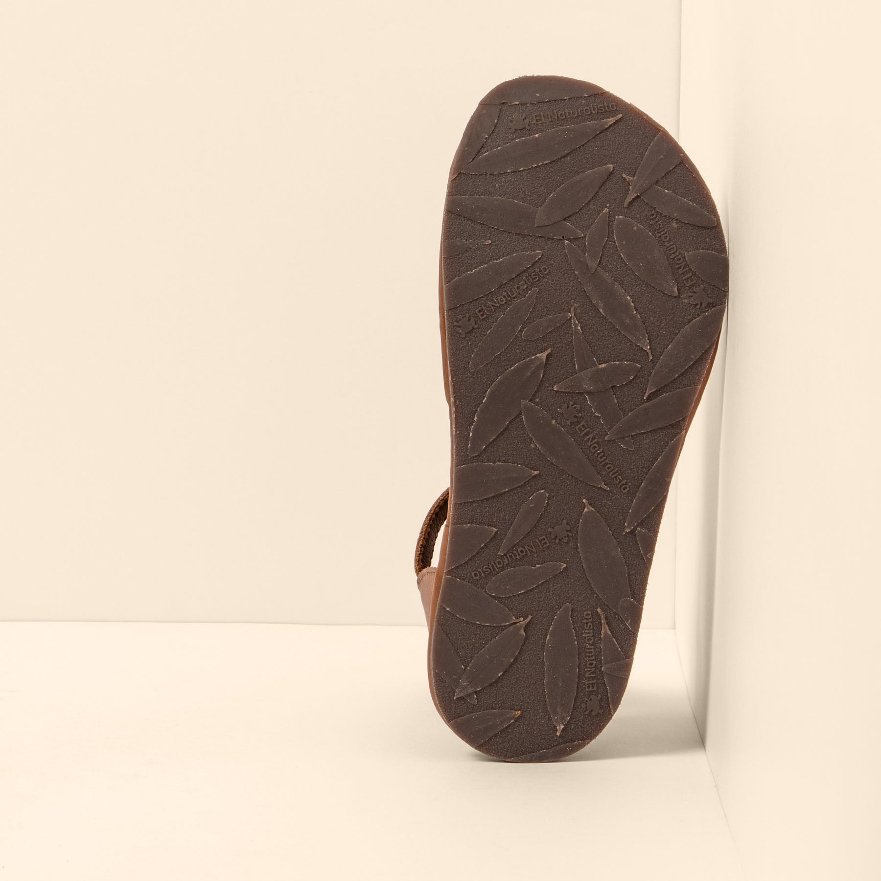 gid://shopify/Product/15700446511436_6